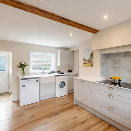 3 Bed In Oc-a36048 בית נופש Haxby